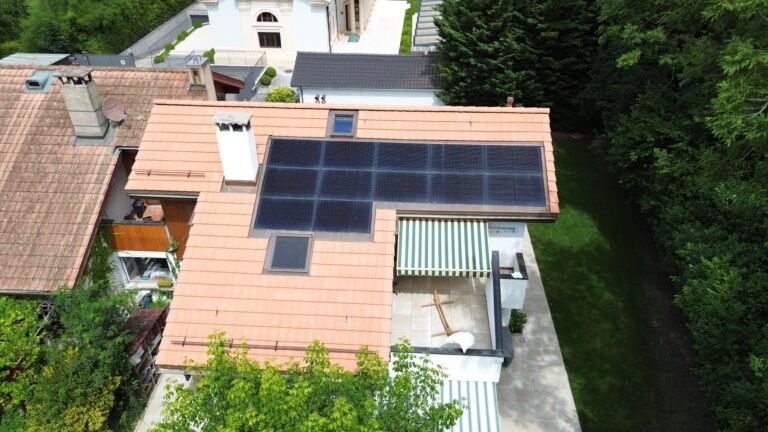 Installation de panneaux photovoltaïques intégrés