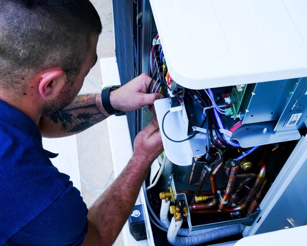 Image d'un employé de chez AFM énergie Vaud lors du dépannage d'une pompe à chaleur