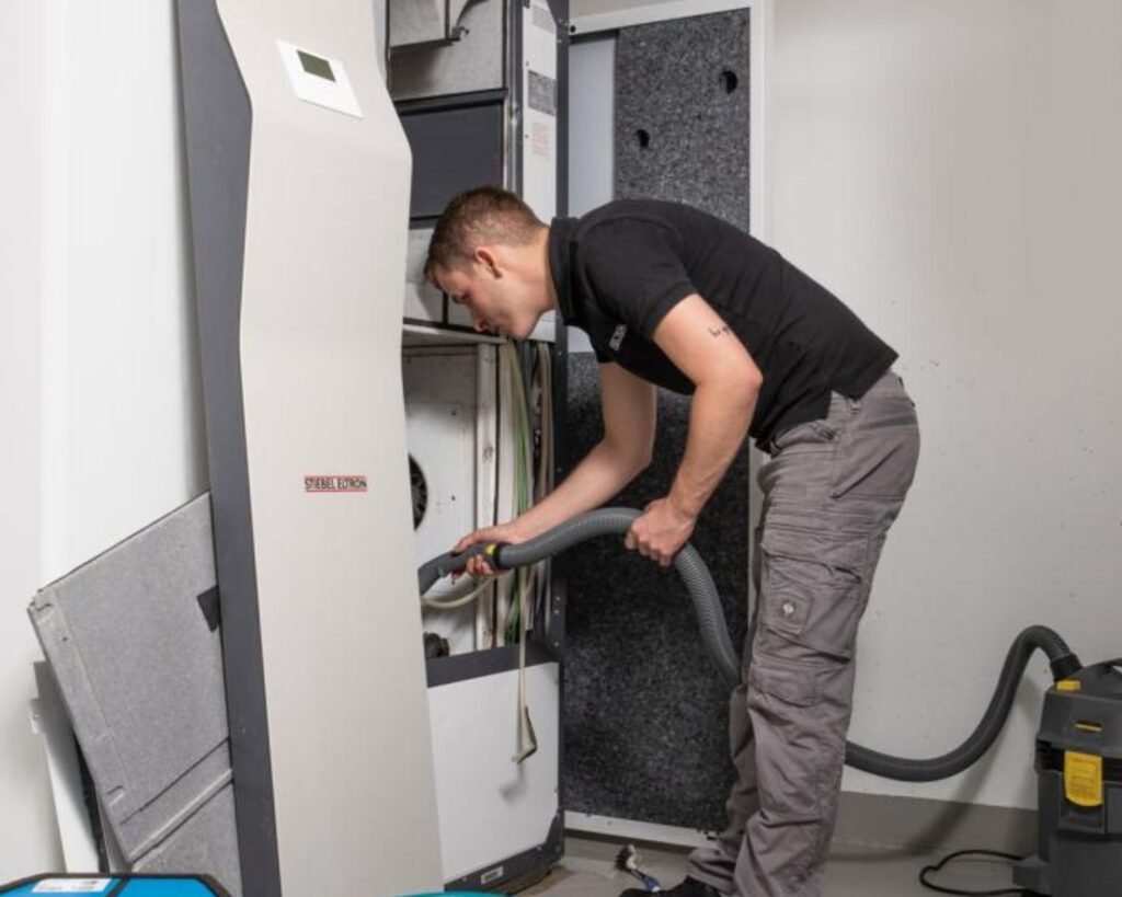 Image d'un employé AFM énergie lors de l'entretien d'une pompe à chaleur