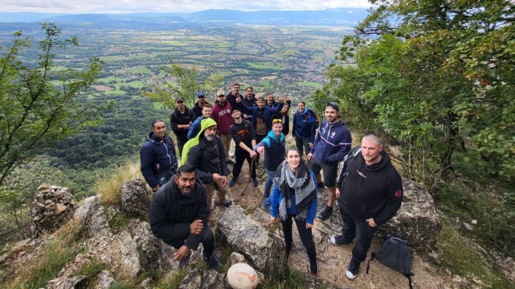 Une image dans la montagne de l'équipe dynamique d'AFM énergie spécialiste en pompe à chaleur sur le canton de Vaud