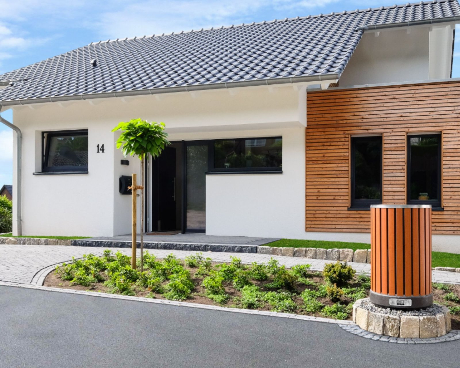 Image d'une maison résidentiel moderne avec devant une pompe à chaleur remko en bois et design par AFM énergie