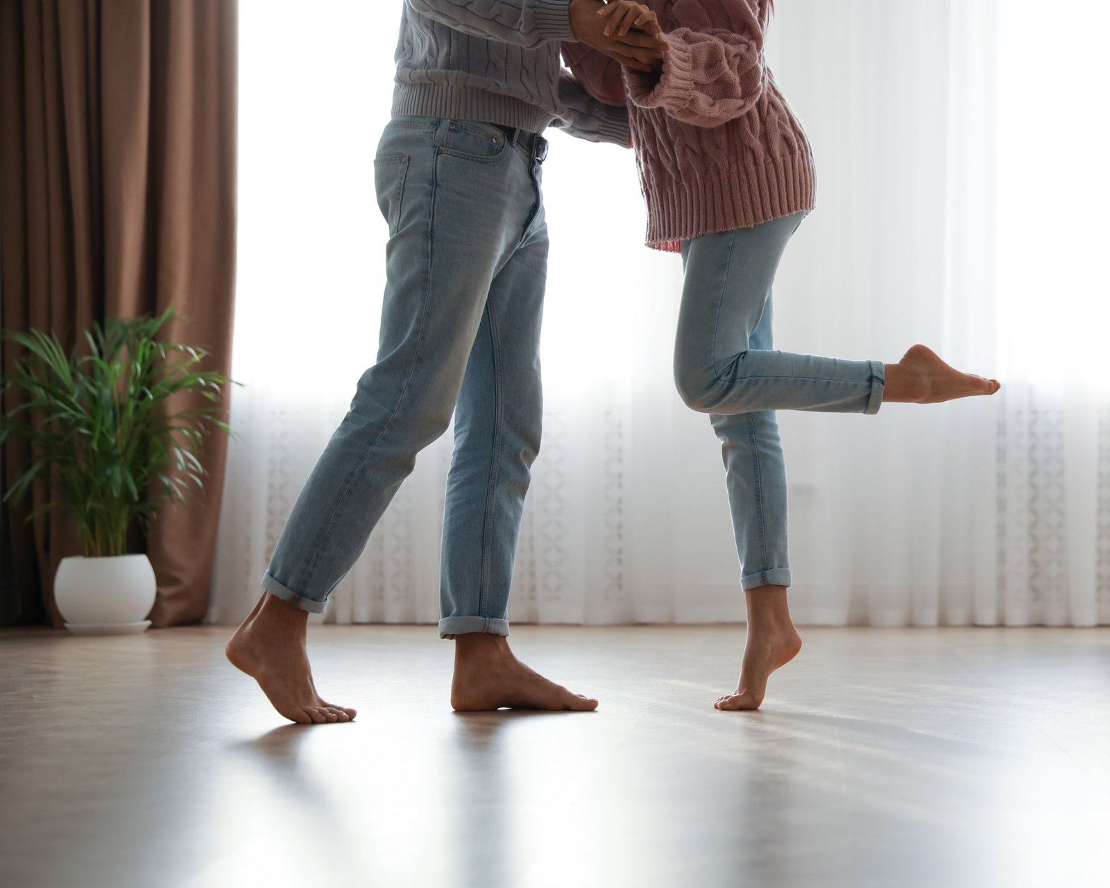 Image d'un couple pieds nus sur un plancher chauffant AFM énergie