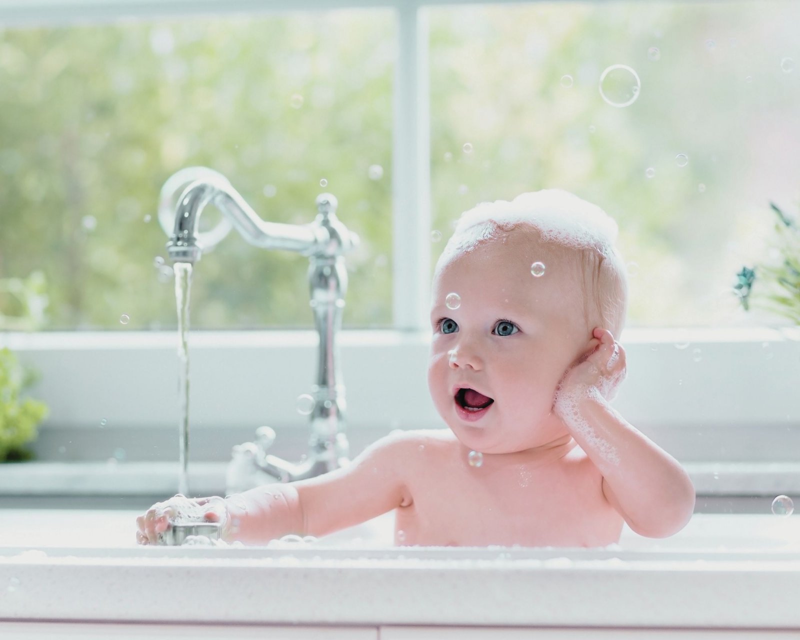 image d'un bébé qui prend un bain dans une eau sanitaire traitée avec un adoucisseur d'eau de chez AFM énergie