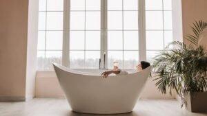 image d'une salle de bain avec baignoire et une eau chaude sanitaire